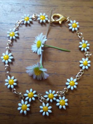 Daisy chain bracelet